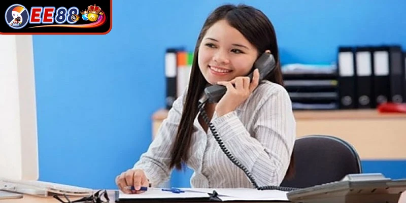 Gọi hotline giúp chuyên viên CSKH EE88 lắng nghe và xử lý triệt để vấn đề